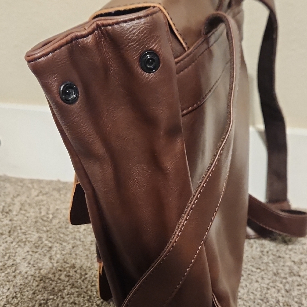Elegant Brown Leather Backpack - Picture 6 of 10